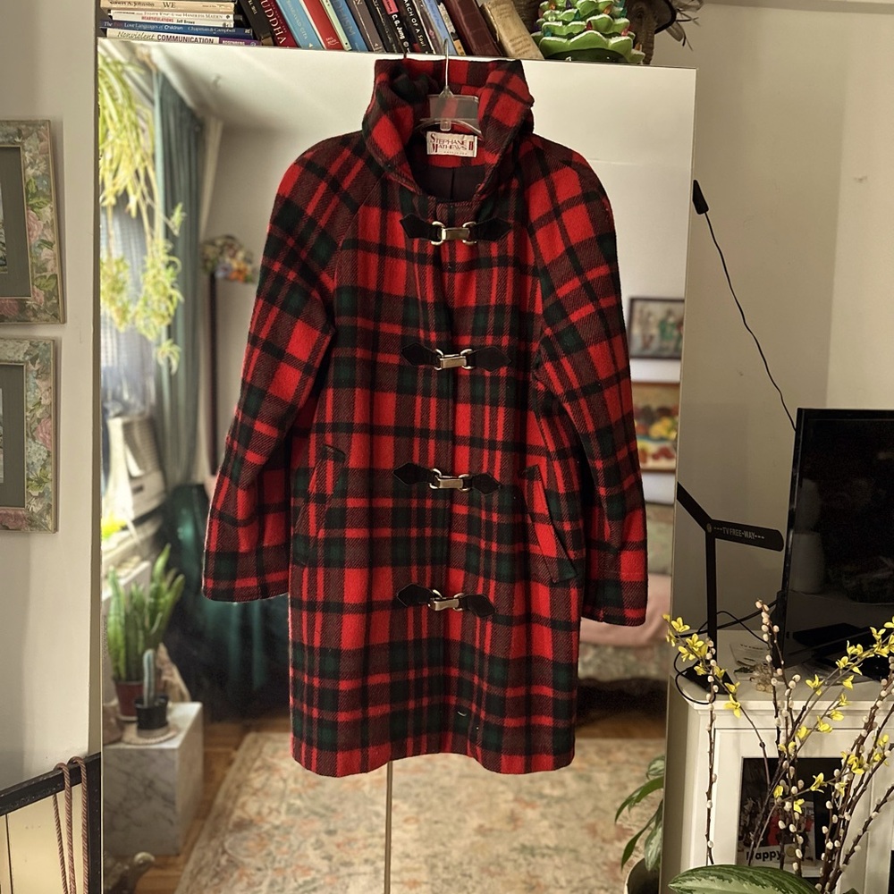 Holiday Wool coat fully lined Macy’s New York. Excellent condition! Wool hood.